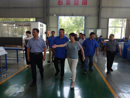 樊城區(qū)委書記柴普軍帶領(lǐng)區(qū)四大家領(lǐng)導(dǎo)及區(qū)工會主席龐玉陽同志慰問世陽電機(jī)一線員工